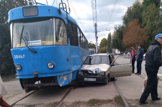 В Саратове трамвай с пассажирами протаранила «Ока»