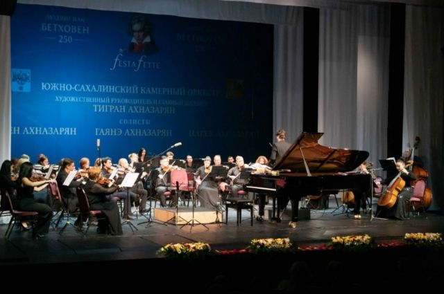 Солистами на заключительном концерте выступили артисты международного уровня Гаянэ Ахназарян (фортепиано), Сурен Ахназарян (скрипка) и Нарек Ахназарян (виолончель).
