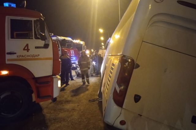 Водитель автобуса Краснодар-Туапсе объезжал пробку и застрял в кювете
