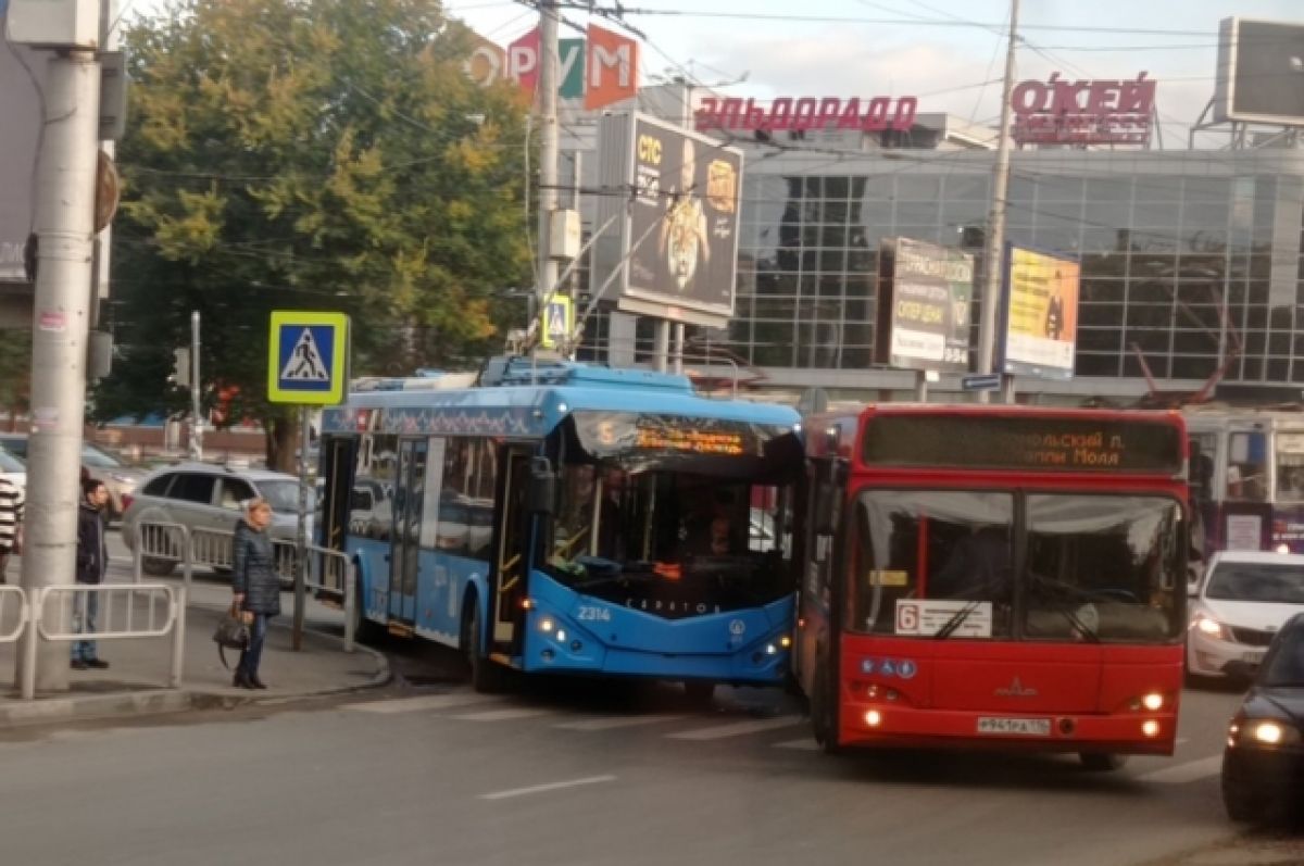 В Саратове троллейбус столкнулся с автобусом популярного маршрута | АиФ  Саратов