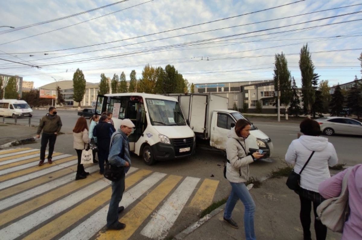 В Саратове маршрутка с пассажирами попала в ДТП на Чернышевского | АиФ  Саратов