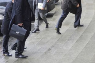 Пенсия: могут ли госслужащие получать выплаты и продолжать работать
