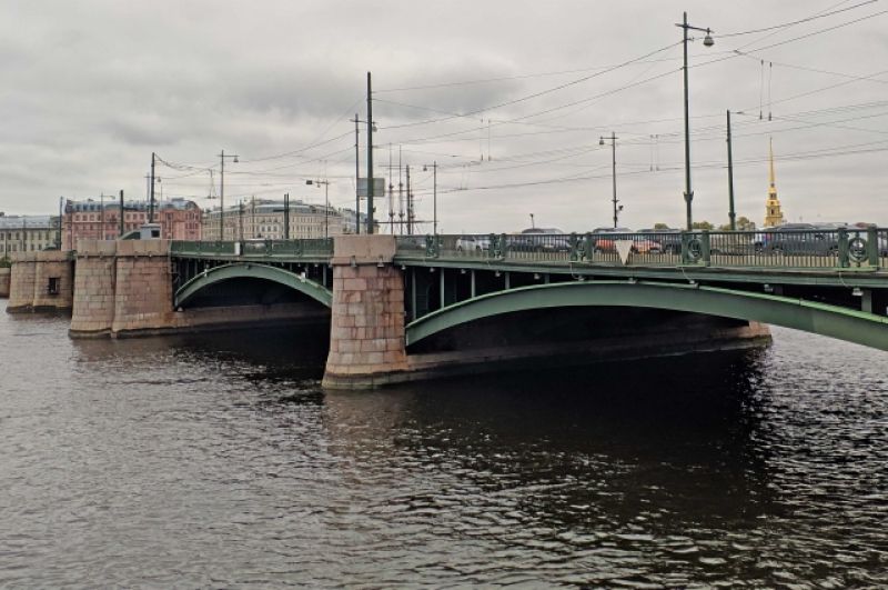 Проект моста разработали еще в 1940 году, но его реализации помешала война. В 1960 году по проекту Льва Носкова и Петра Арешева был сооружен мост в том виде, в котором мы его наблюдаем сейчас. Тогда он назывался мост Строителей. 