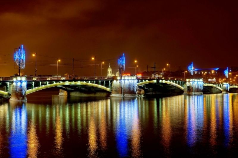 Биржевой мост очень красив, особенно ночью. И особенно, когда его украшают к Новому году.