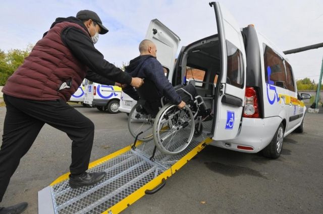 В Омске будут курировать новые автомобили для инвалидов-колясочников