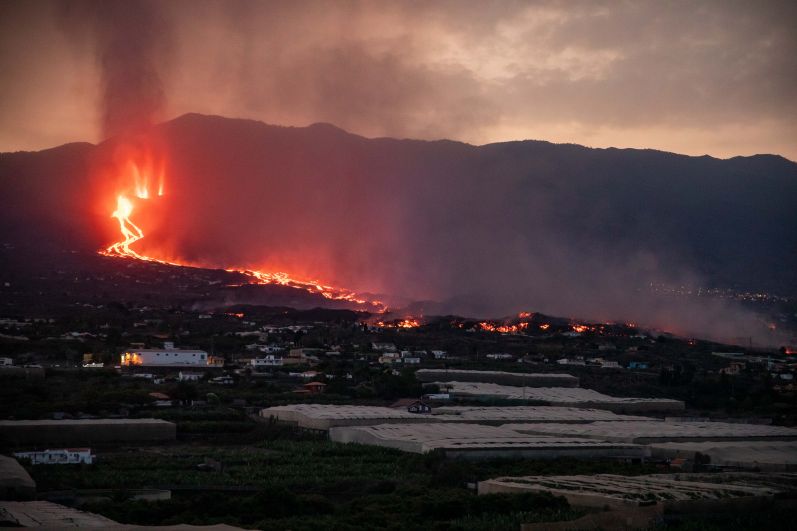 Вулкан на острове Пальма (Канарские острова, Испания) уничтожил уже почти 600 зданий