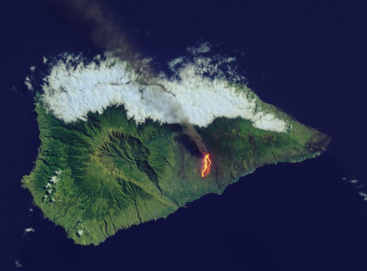 Извержение  вулкана Кумбре-Вьеха, расположенного на острове Ла Пальма (Канарские острова, Испания), началось 19 сентября 2021 года в 15:12 по местному времени. Фотография вулкана на острове Пальма была сделана 26 сентября 2021 года спутником Landsat 8