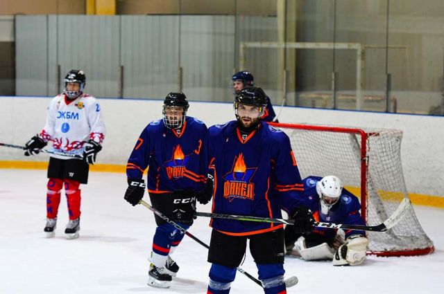 В матчах Региональной хоккейной лиги «Факел» готовится к чемпионату России по хоккею среди глухих