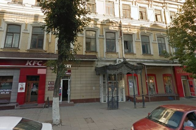 В центре Саратова могут закрыть ресторан KFC из-за аварийного здания