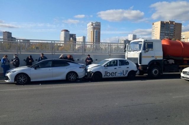 На Макаровском мосту в Екатеринбурге произошло массовое ДТП