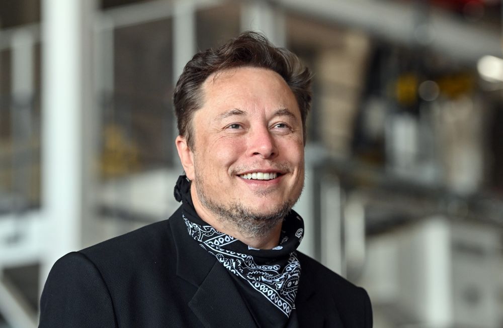 Американский миллиардер, глава Tesla и SpaceX Илон Маск, который объявил о расставании с певицей Граймс, занял первое место в списке самых богатых людей мира и одновременно стал самым богатым холостяком планеты. Состояние предпринимателя оценивается в 200 миллиардов долларов