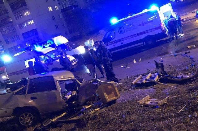 Иномарку разорвало на части в результате ДТП в Екатеринбурге
