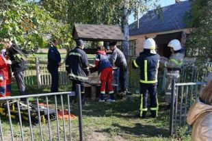 Отделалась переломом: под Харьковом девушка упала в 12-метровый колодец