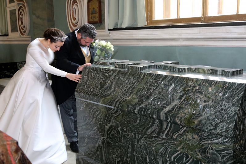 После венчания они направились Петропавловский собор, чтобы возложить цветы к могилам предков жениха