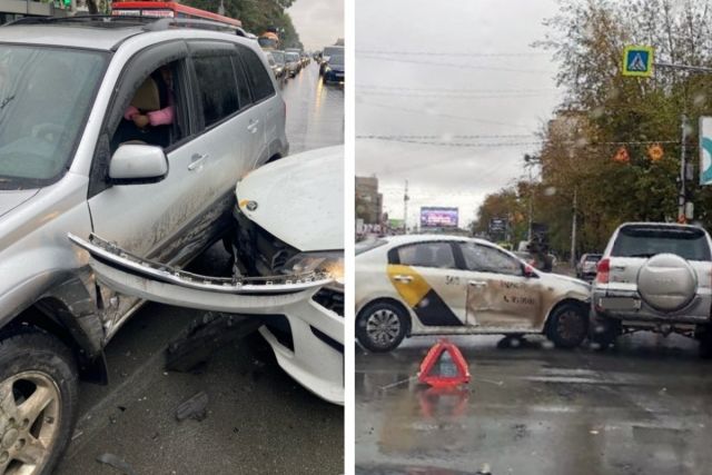 Такси врезалось в автомобиль с детьми в Новосибирске
