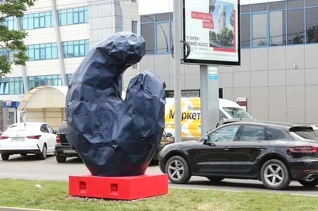 Приняв во внимание мнение горожан об этих скульптурах, власти убрали их из центра.