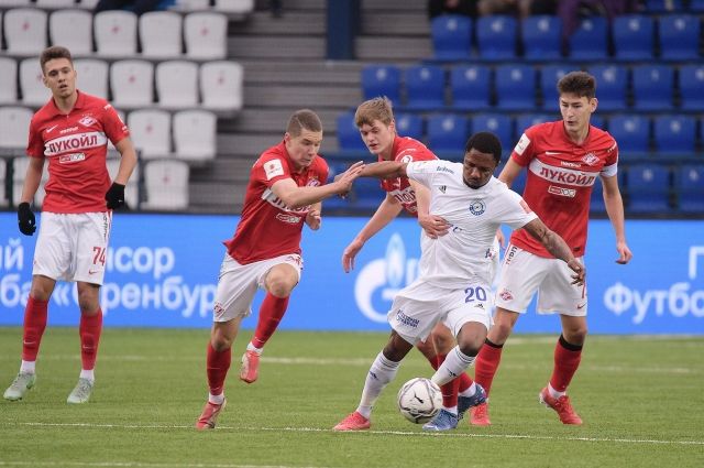 ФК «Оренбург» одержал победу над московским «Спартаком-2», завершив игру со счетом 2:1.