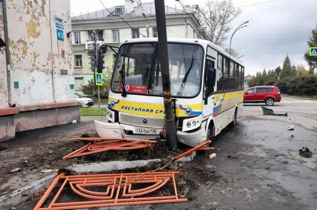 14 человек попали в больницу после ДТП с участием автобуса в Ангарске