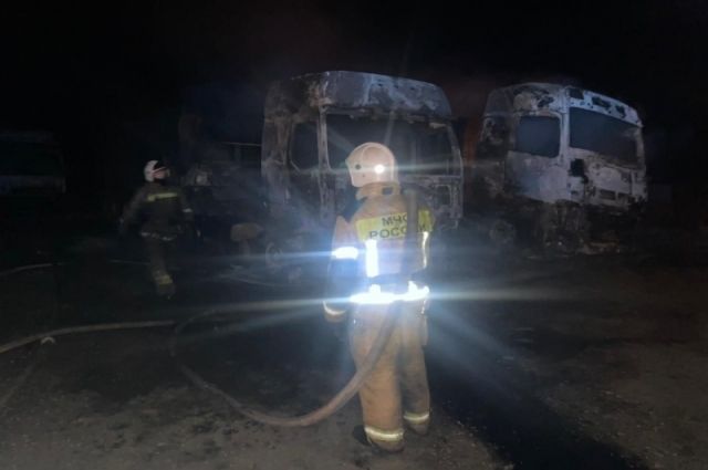 Шесть автомобилей сгорели ночью на свердловской трассе