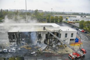 Возле Милана самолет врезался в офисное здание: 8 человек погибли