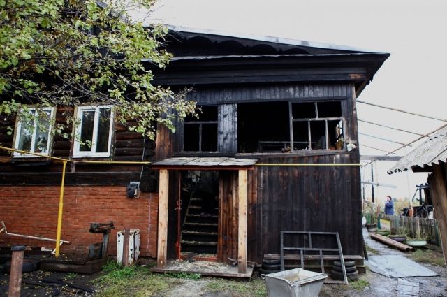 В Удмуртии полицейские спасли из горящего дома пенсионеров
