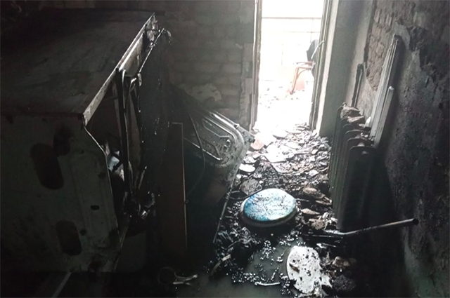 В Курске пожарные вытащили из горящего общежития восемь человек