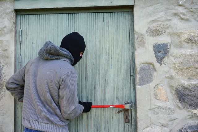 В Новосибирске грабитель магазина выпал из окна в руки охранников
