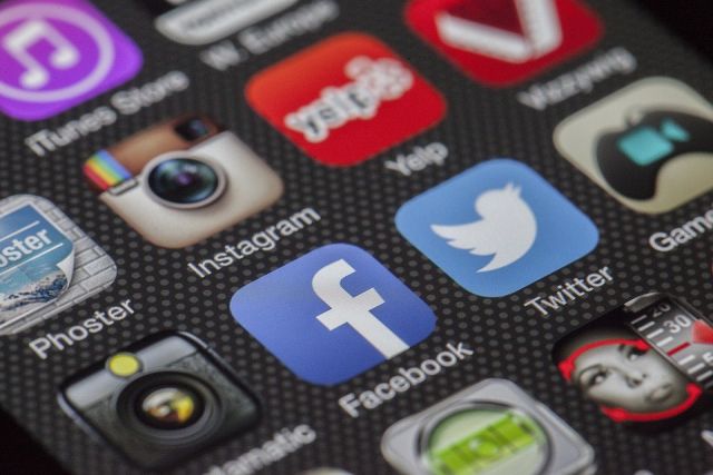 Новосибирцы пожаловались на сбой в работе Whatsapp, Facebook и Instagram