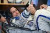 Член основного экипажа 66-й экспедиции на Международную космическую станцию космонавт Антон Шкаплеров во время облачения в скафандр перед стартом космического корабля