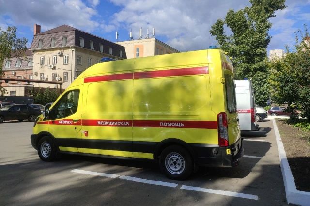В Омске мужчина разбил стекло в автомобиле скорой помощи