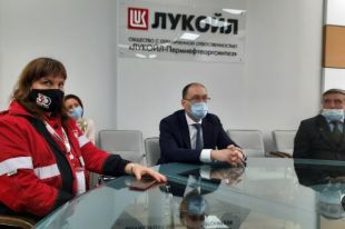 После рейда общественники и нефтепереработчики обсудили итоги экологической акции.