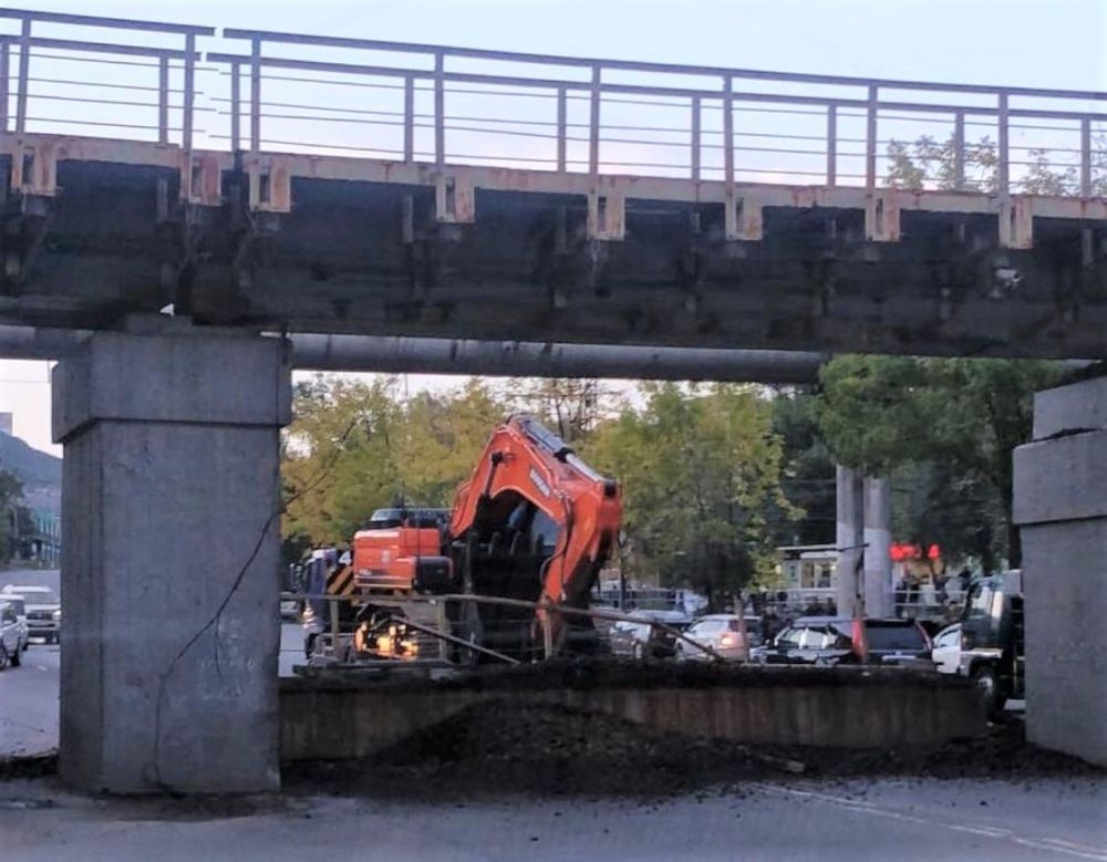 За минувшую ночь с проезжей части убрали обломки сооружения