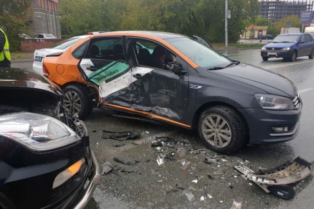 В Новосибирске пьяный 18-летний водитель «Делимобиля» устроил ДТП