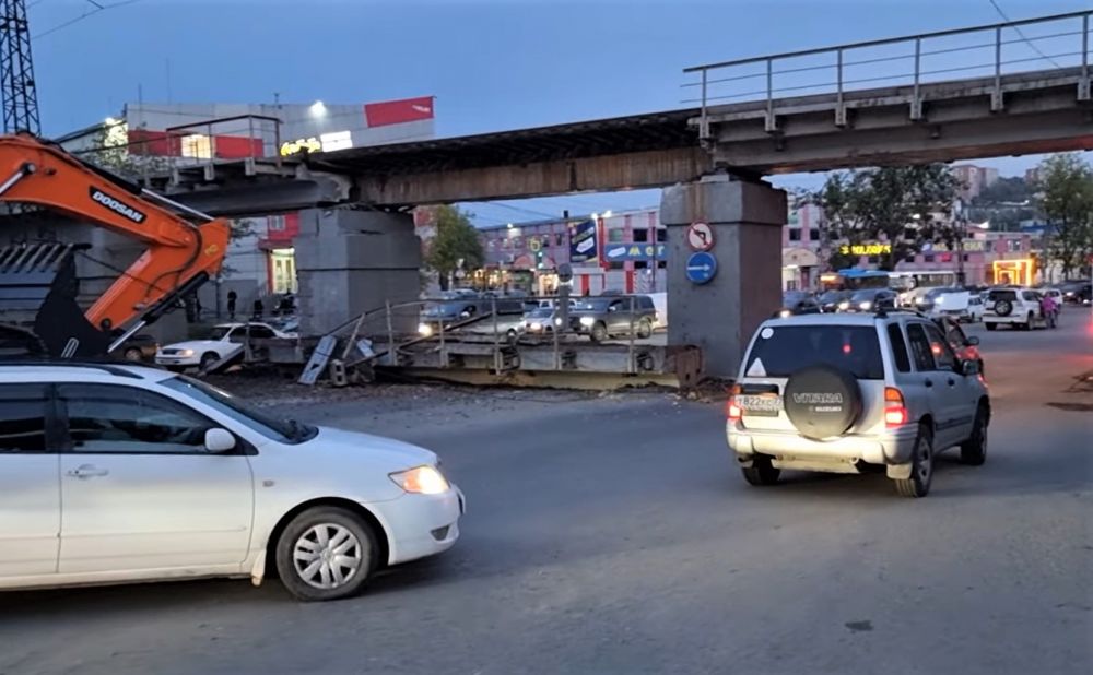 Железнодорожный мост обрушился 4 октября после ДТП с большегрузом