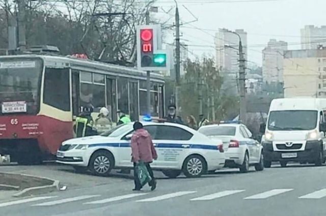 На улице Металлургов в Туле трамвай сбил женщину с ребёнком на руках
