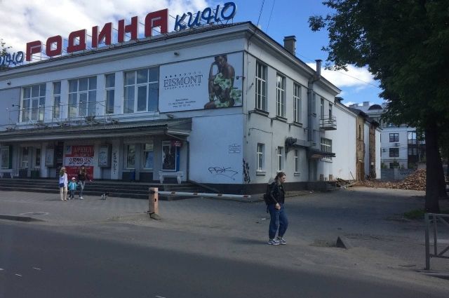 Бывший кинотеатр «Родина» в Ярославле начали обшивать сайдингом