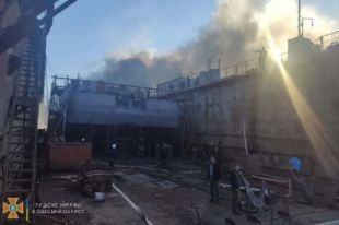 В Одесской области на территории судоремонтного завода произошел пожар.