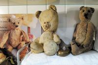 В коллекции плюшевых медведей «встретились»  игрушки разных поколений. 