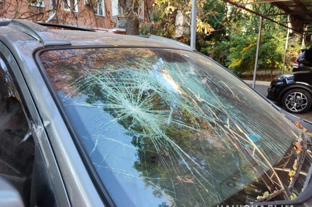 В Одессе мужчина разбил полицейские авто и напал на правоохранители   