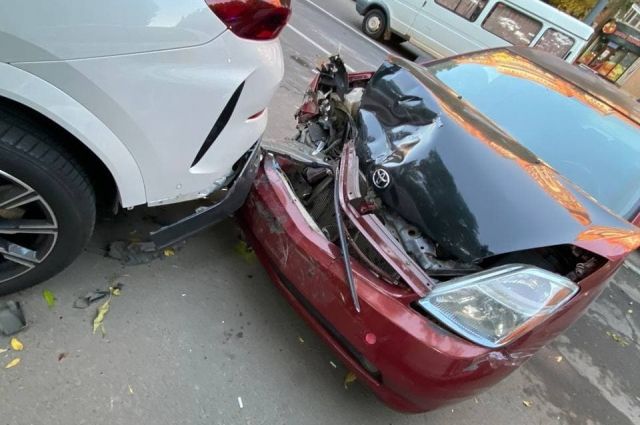 Неизвестный водитель в Ростове спровоцировал аварию с пятью машинами