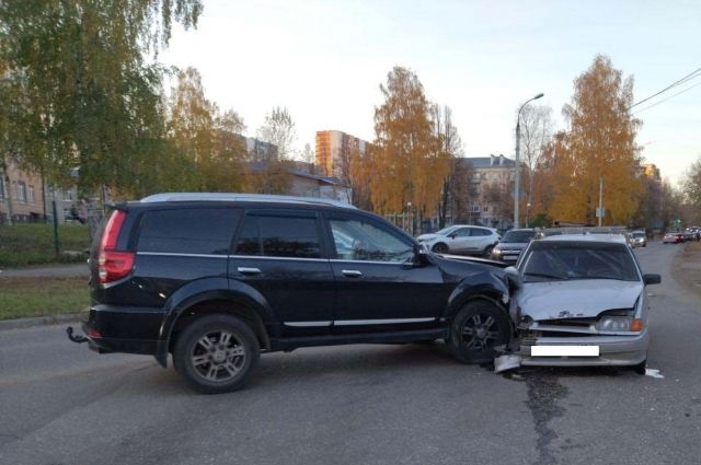 Два человека пострадали при столкновении легковушек в Ижевске