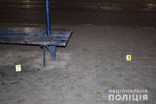 В Одессе на местном рынке мужчина напал с ножом на покупателя.