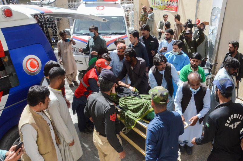 Эвакуация пострадавших после землетрясения в Харнае в больницу в городе Кветта