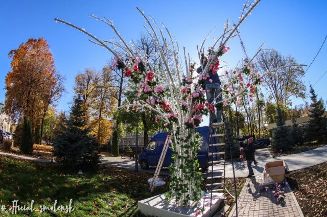 Светодиодное дерево в сквере Клименко в Смоленске «переодели»