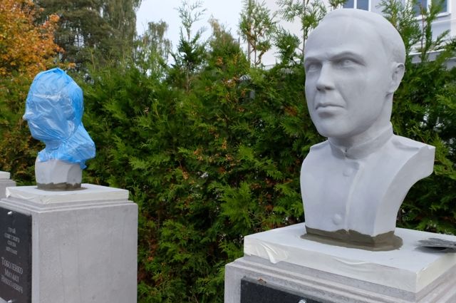 На мемориале в Чкаловске установили обновленные бюсты героев