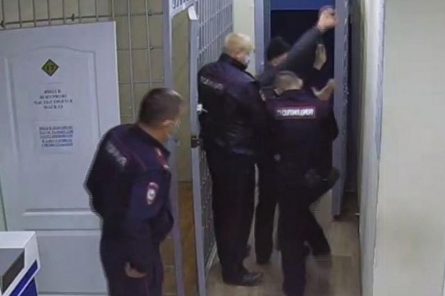Пьяный пассажир напал на полицейских в аэропорту Новосибирска