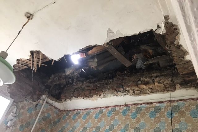 В аварийном доме в Вязьме обрушился потолок.