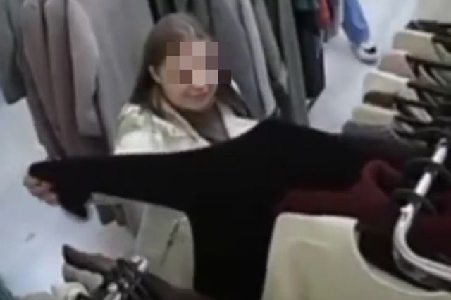 Полиция нашла девушку, расплатившуюся за свитер «билетом банка приколов»