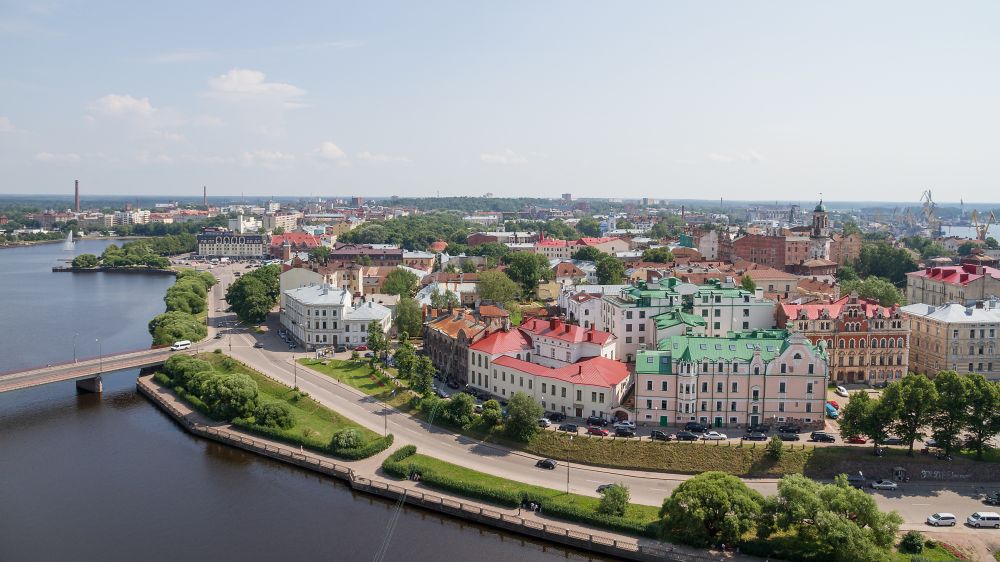 Выборг — один из самых атмосферных городов Ленинградской области. Старинная архитектура города очень интересна, она является объектом притяжения туристов