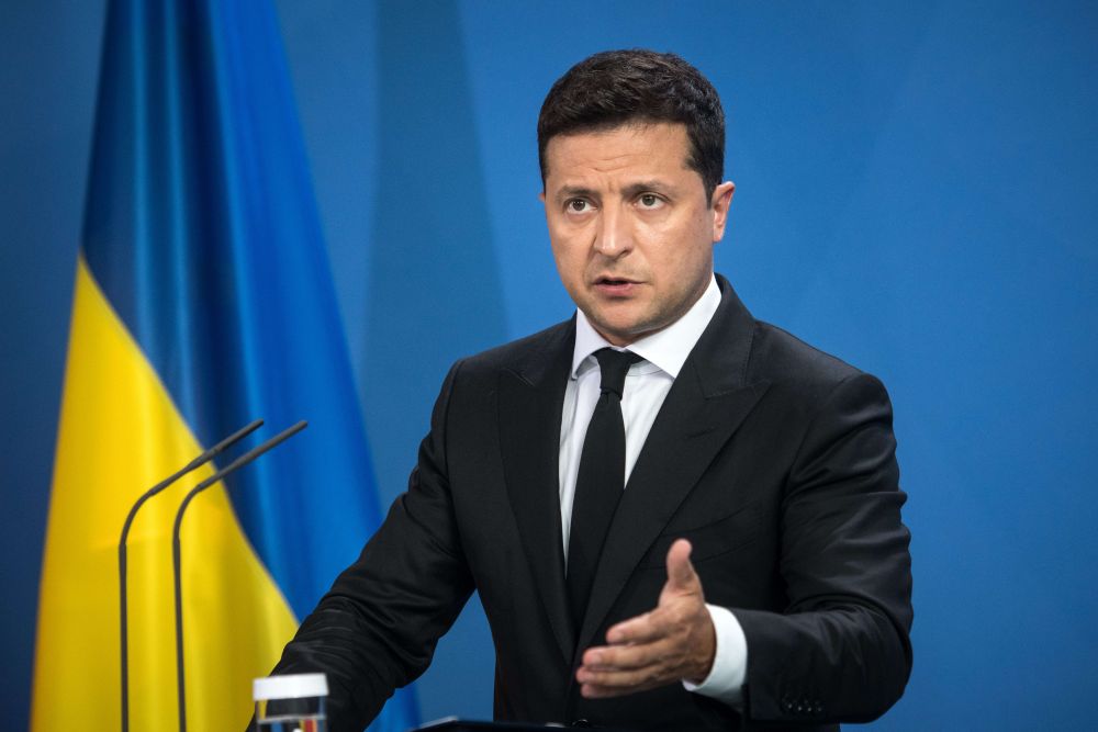 Владимир Зеленский (Украина) во время учёбы участвовал в студенческом театре эстрадных миниатюр «Беспризорник» и увлёкся «КВН». В 2003 году Владимир Зеленский возглавил компанию «Квартал 95», которая была создана на базе команды КВН. В 2015 году на экраны вышел многосерийный проект «Слуга народа», где Зеленский исполнил роль президента Украины. Спустя год он основал партию «Слуга народа», а уже в мае 2019 года стал президентом государства
